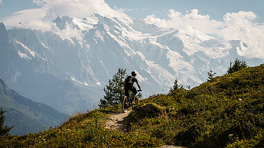 Scotty Laughland auf dem Scott Lumen vor dem Mont Blanc